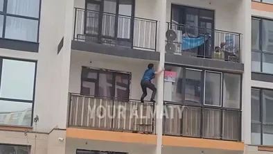 Пожар в Алматы: прохожий спас ЖК, не дожидаясь МЧС