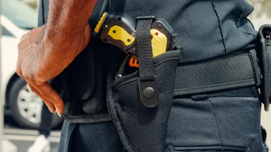 Мужчина пытался пронести в самолет электрошокер: его привлекли к ответственности