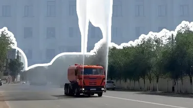 Жителей Уральска удивили необычным способом борьбы с жарой и пылью
