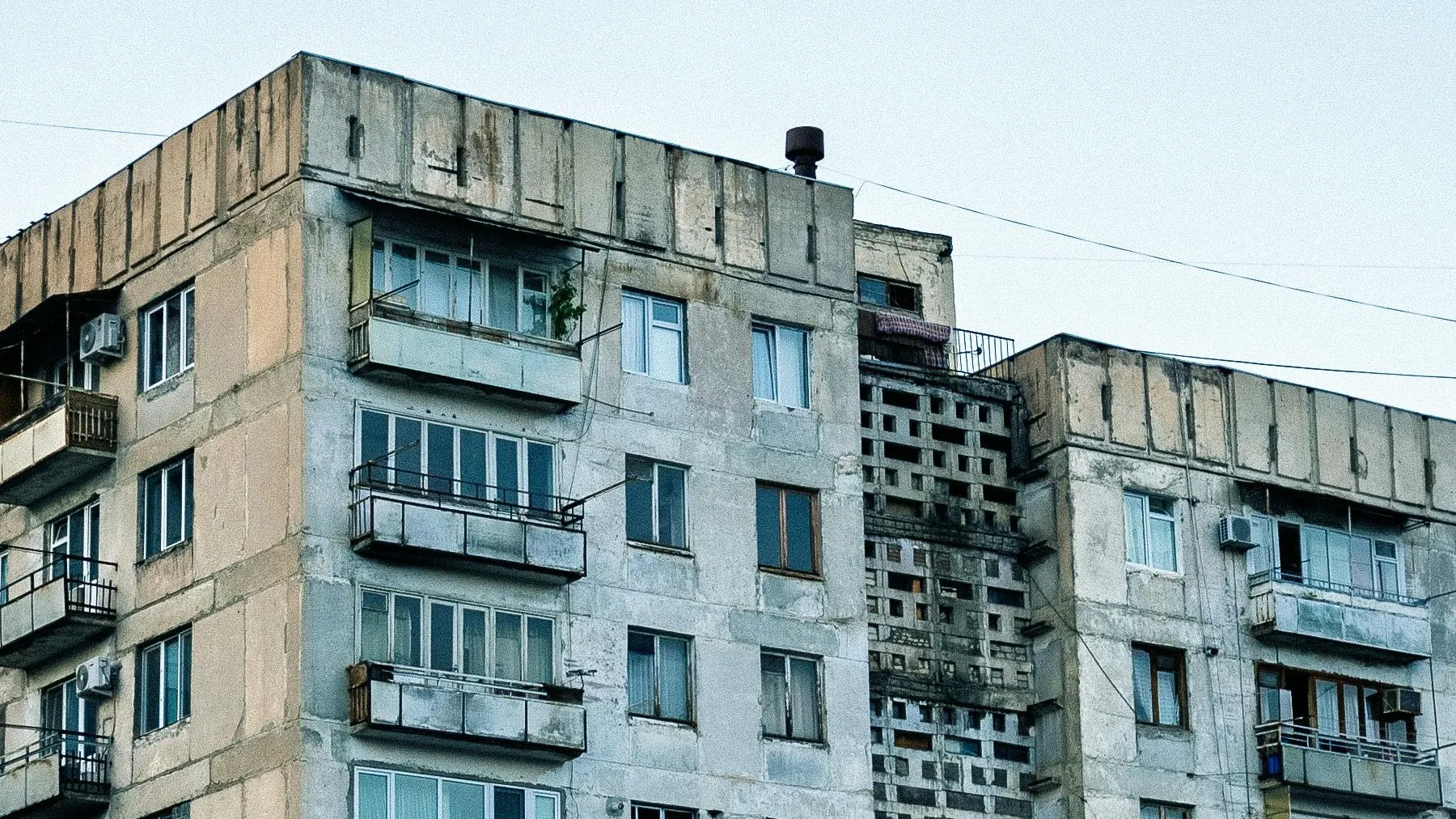 Карагандинец лишился 2,6 млн. тенге из-за балкона фото на taspanews.kz от 25 июля 2025 14:18