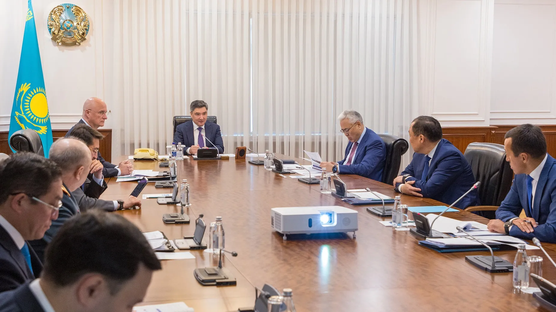 Олжас Бектенов недоволен работой глав двух ведомств фото на taspanews.kz от 06 августа 2025 14:56