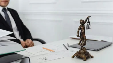 Судья по делу о покушении на Берденова показал язык во время заседания: комиссия по этике проведет проверку