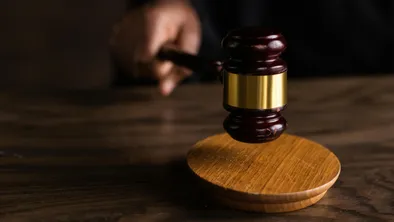 Странный жест судьи объяснили в суде Алматы