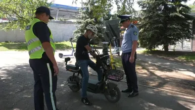 Полиция Алматы обратилась к владельцам электровелосипедов