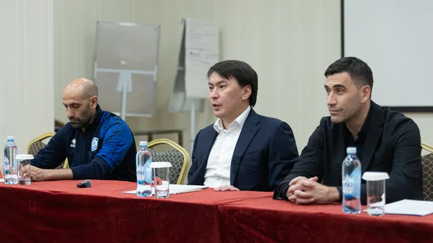 Президент КФФ посетил сборную Казахстана: о чем говорил Марат Омаров перед матчами с Уэльсом и Бельгией