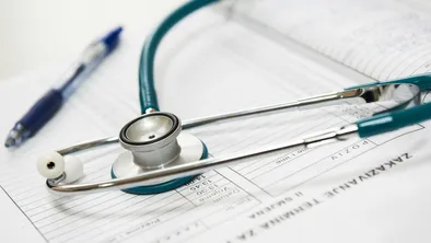 В Акмолинской области врач взял с пациентки 1,5 млн тенге за бесплатное лечение