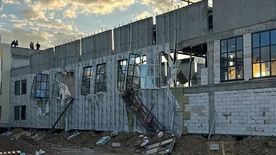 В Кульсары обрушилась крыша школы, входящей в национальный проект