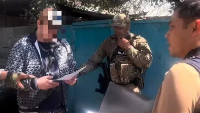 У кибер-мошенника в Жетысу при обыске изъяли дорогой автомобиль