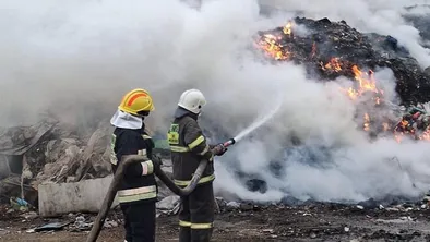 В Алматинской области горит мусорный полигон: пожар до сих пор не потушили