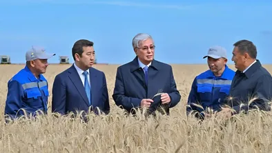 Токаев ознакомился с процессом убора урожая в Акмолинской области