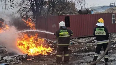 Пожар на полигоне в Алматинской области: пожарные борются с огнем третьи сутки подряд