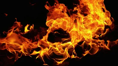 Уже третьи сутки горит свалка в Алматинской области