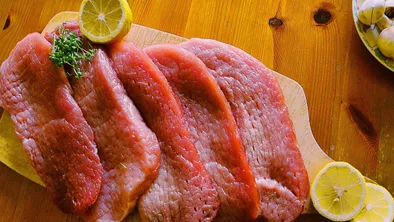 Минторговли начнет принимать жалобы на дорогое мясо по телефону