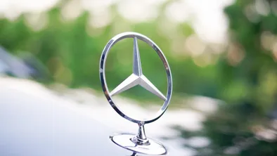 В Костанае водитель Mercedes врезался в бутик