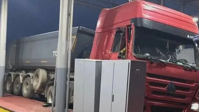 Грузовик врезался в пункт оплаты на трассе Астана - Щучинск Грузовик врезался в пункт оплаты на трассе Астана - Щучинск фото на taspanews.kz от 10 октября 2025 15:04