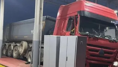 Грузовик врезался в пункт оплаты на трассе Астана - Щучинск