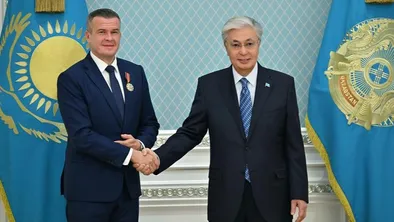 Токаев вручил президенту WADA почетную награду