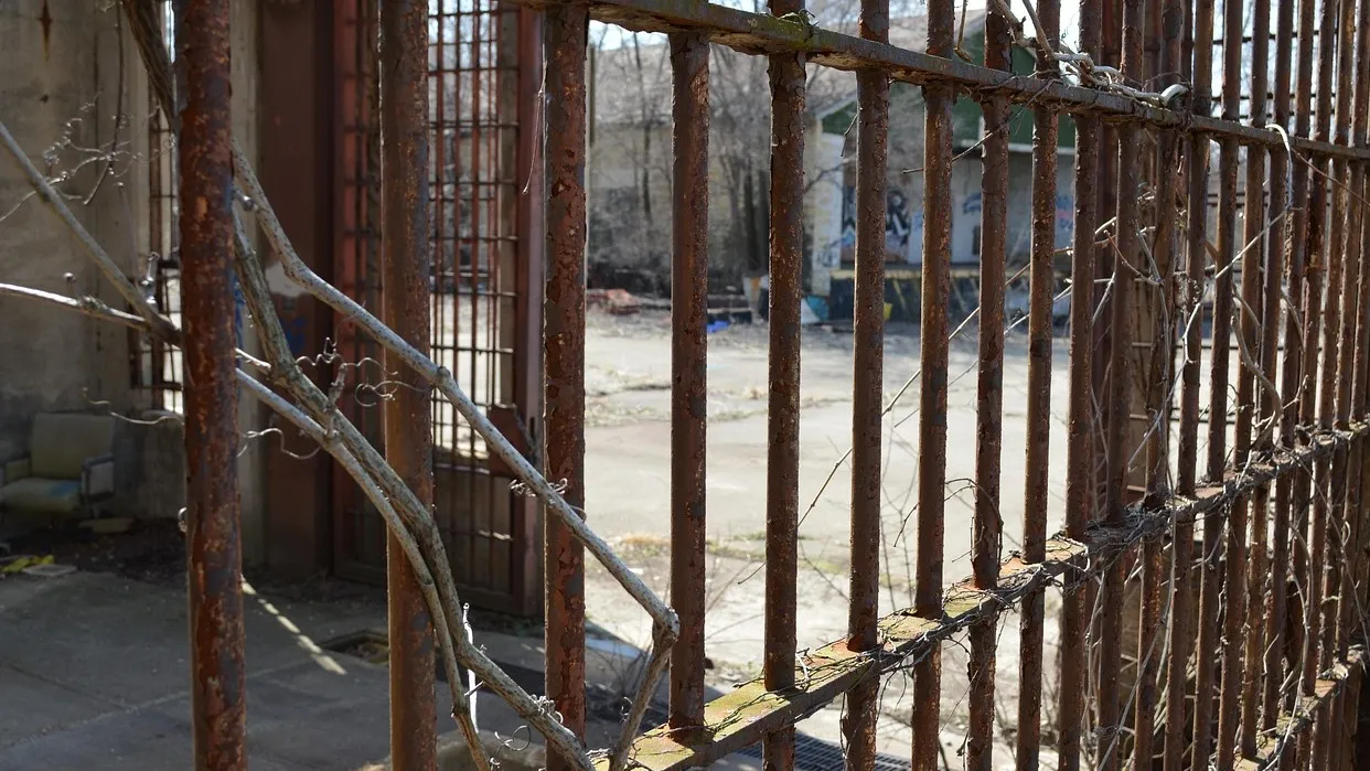 В Атырау убийца и насильник малолетней девочки получил пожизненное фото на taspanews.kz от 17 октября 2025 12:37