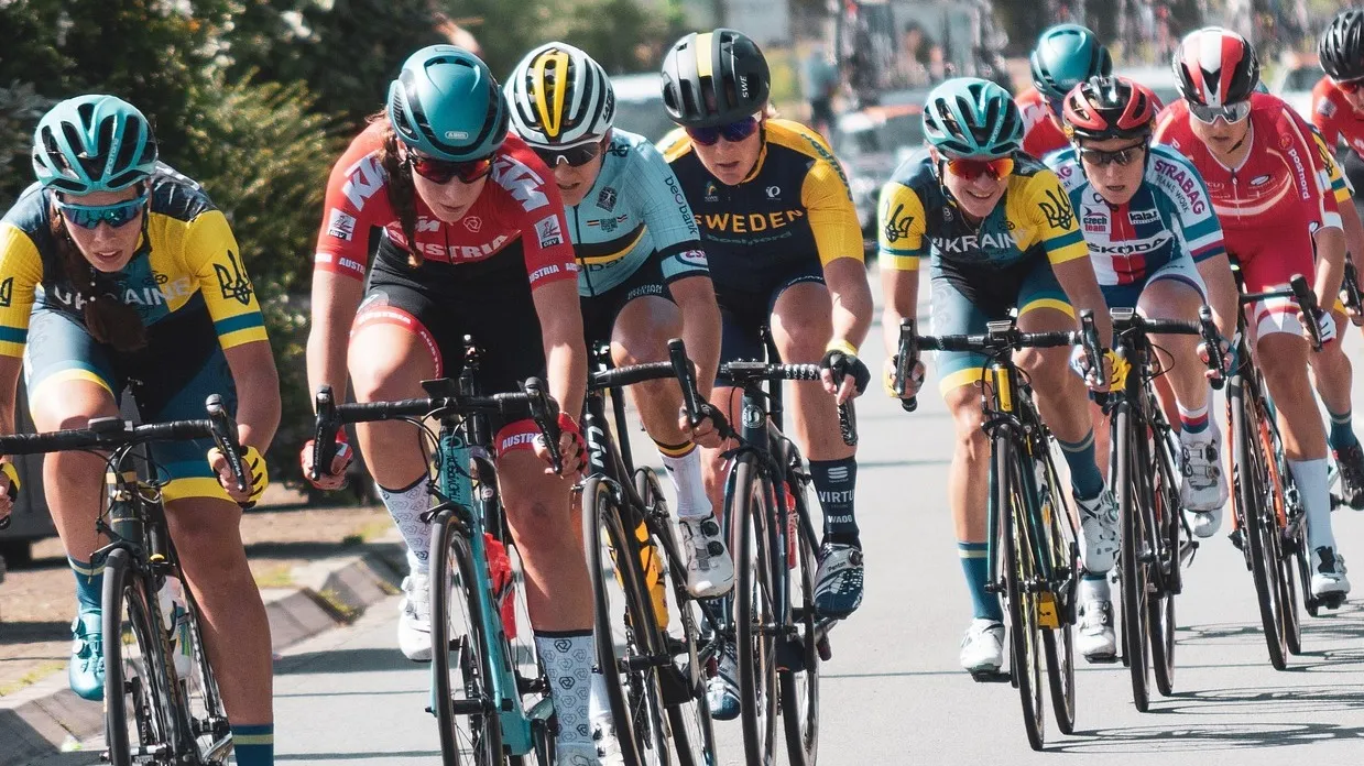 79-летняя велогонщица покорила участников заезда Giro d’Almaty  фото на taspanews.kz от 21 октября 2025 10:44