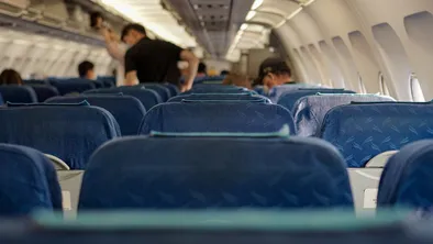 Пьяная пассажирка Qazaq Air напала на бортпроводника