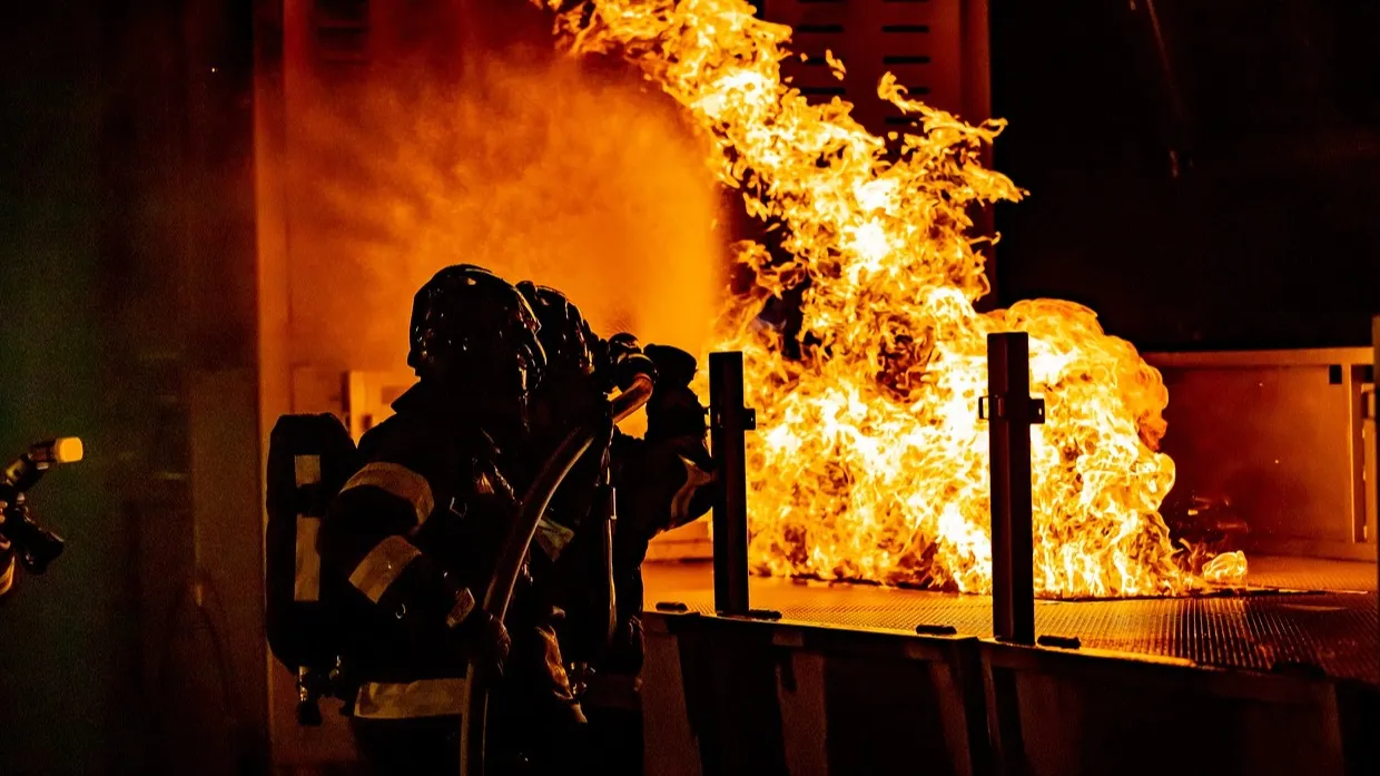 Сильный пожар потушили в Семее фото на taspanews.kz от 28 октября 2025 08:27