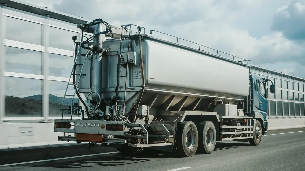 Водители грузовиков рискуют получить штрафы на трассах Алматы фото на taspanews.kz от 05 ноября 2025 12:43