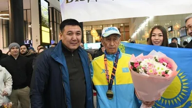 Казахстанский бегун вернулся из США с золотой медалью: ему 80 лет