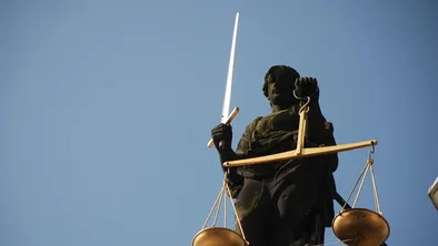 Полицейского из Актюбинской области осудили на 7 лет из-за крупной взятки