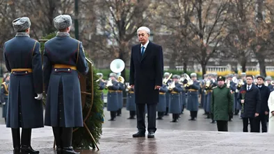 Токаев посетил мемориал Неизвестного Солдата в Москве