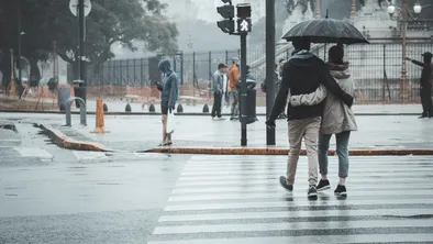 В Алматы стукнулись три авто: пострадал пешеход