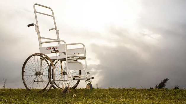 15 млн тенге выплатит водитель за аварию, в которой пассажир лишился ноги