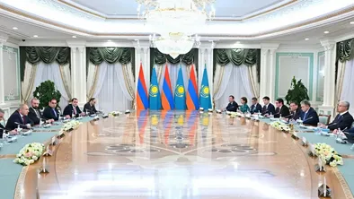 Состоялись переговоры Токаева и Пашиняна