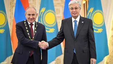 Токаев вручил Пашиняну почетную награду