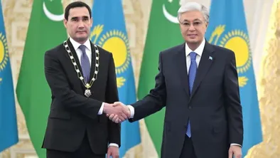 Токаев наградил президента Туркменистана