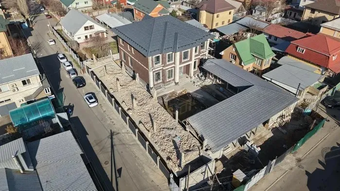 В Алматы снесли незаконную постройку фото на taspanews.kz от 26 ноября 2025 11:40