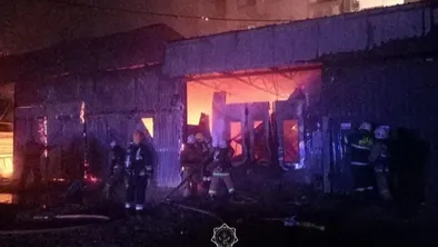 Авто эвакуировали из горящего СТО в Алматы