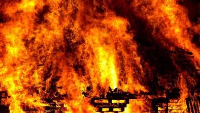 Подробности крупного пожара в Астане озвучили в МЧС