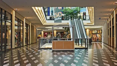 В Алматы сообщили о бомбе в ТРЦ: посетителей срочно эвакуировали