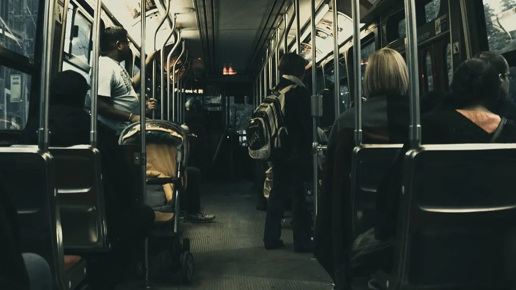 В Алматы девушка попала под колеса автобуса фото на taspanews.kz от 10 декабря 2025 14:20