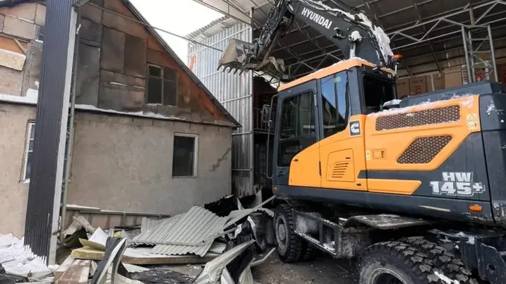 В Алматы под снос попала очередная незаконная постройка фото на taspanews.kz от 11 декабря 2025 11:23