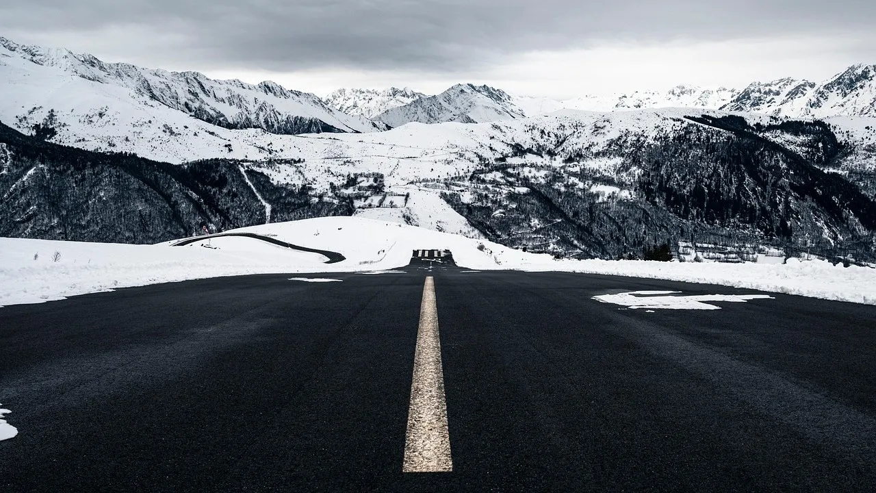 Четыре человека погибли, еще четверо скончались в ДТП на трассе из Алматы в Усть-Каменогорск фото на taspanews.kz от 11 декабря 2025 15:41