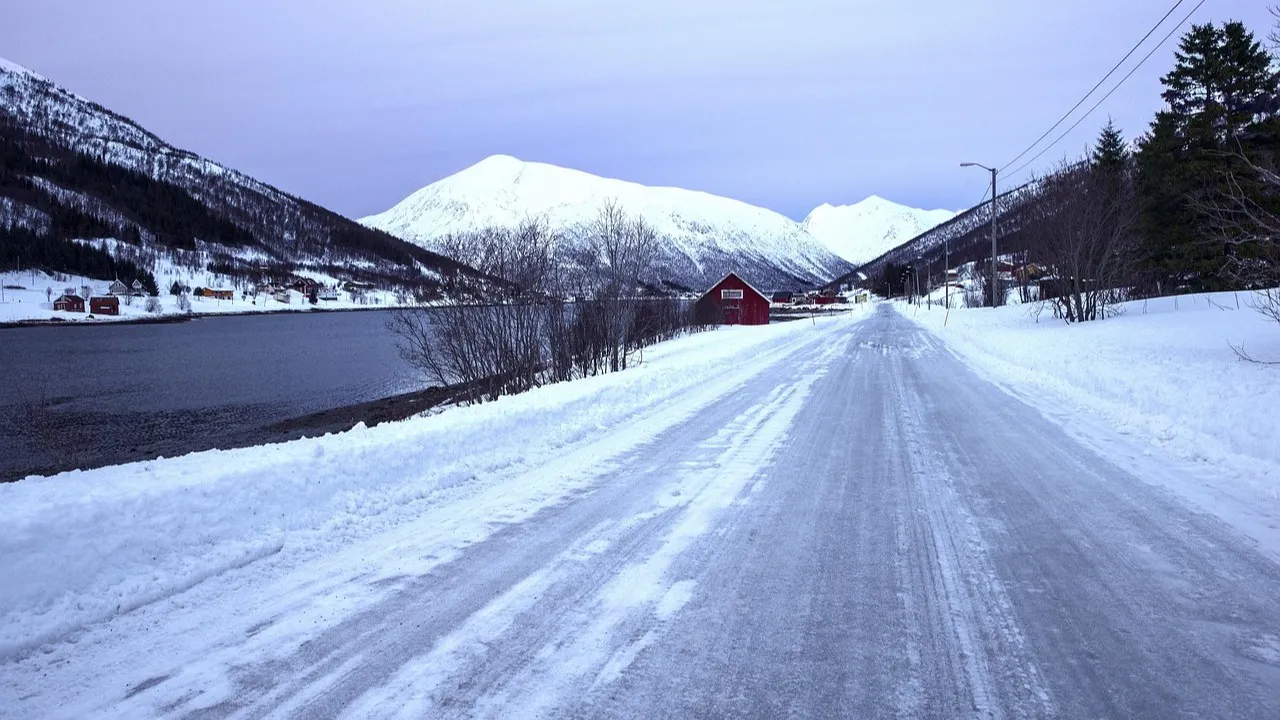 Часть автобусов пригородных маршрутов перестала ходить в Астане из-за плохой погоды фото на taspanews.kz от 15 декабря 2025 14:01