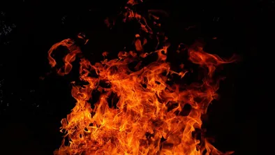 В Атырау создали оперативный штаб на месте крупного пожара