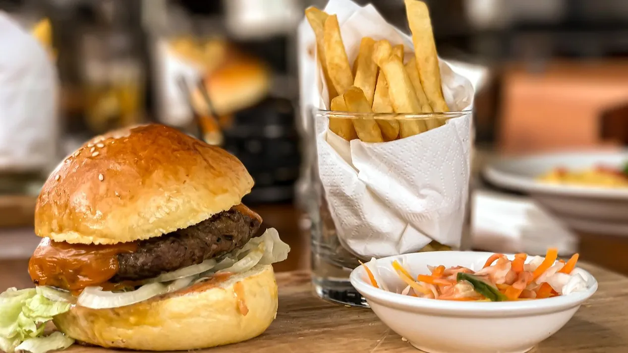 В Великобритании ввели ограничения на рекламу вредной еды и напитков фото на taspanews.kz от 06 января 2026 09:18