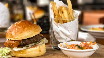 В Великобритании ввели ограничения на рекламу вредной еды и напитков