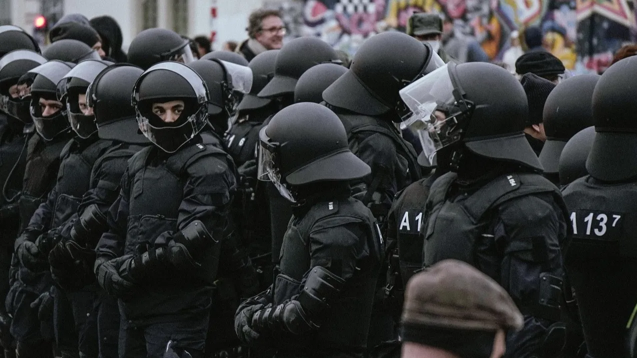 В США работник миграционной службу убил безоружную женщину: в ряде американских городов начались демонстрации фото на taspanews.kz от 08 января 2026 09:18