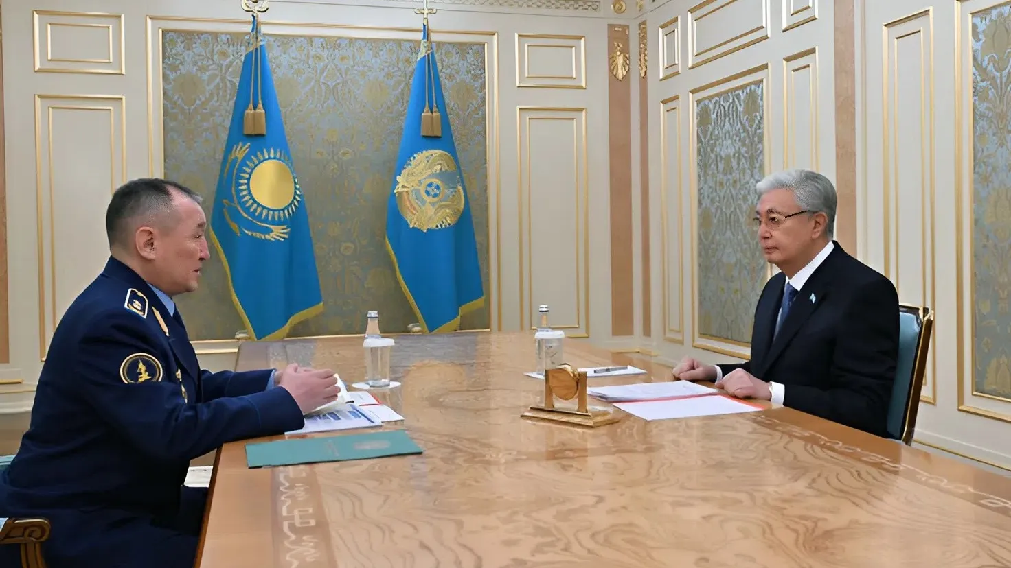 Токаев заслушал отчет главы Минобороны РК фото на taspanews.kz от 13 января 2026 17:02