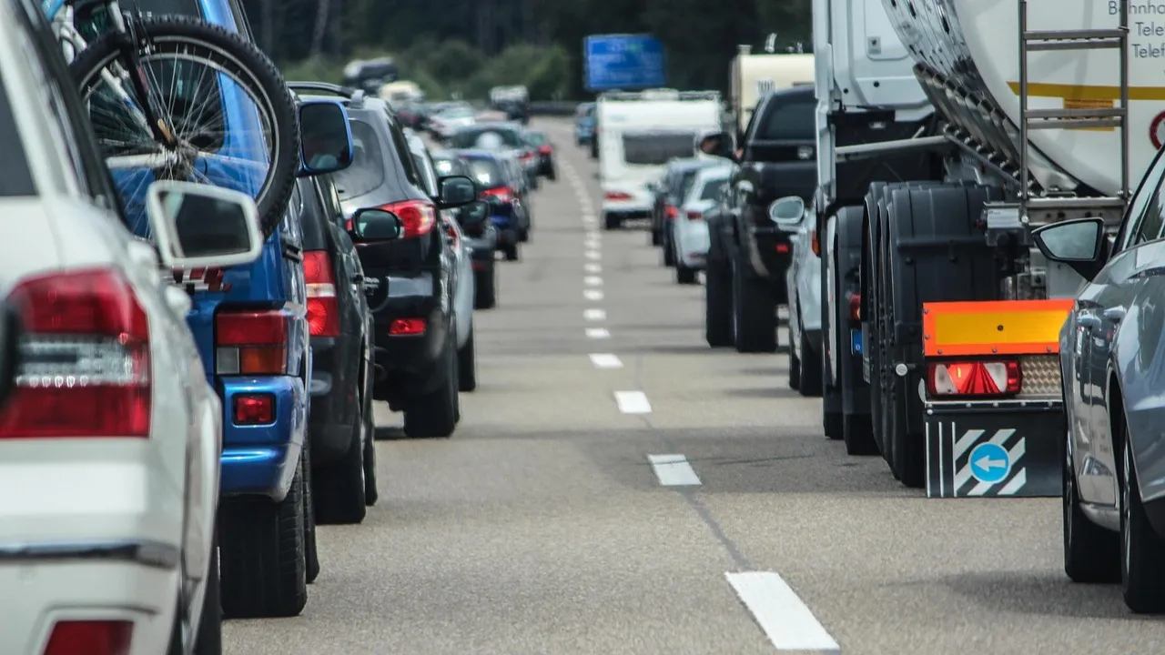 Сильные пробки образовались на дорогах Алматы фото на taspanews.kz от 16 января 2026 16:49