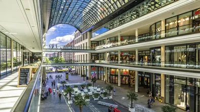 70 человек пропали во время пожара в торговом центре в Пакистане