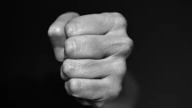 Известный экс-боксер Серик Сапиев подрался со своим замом